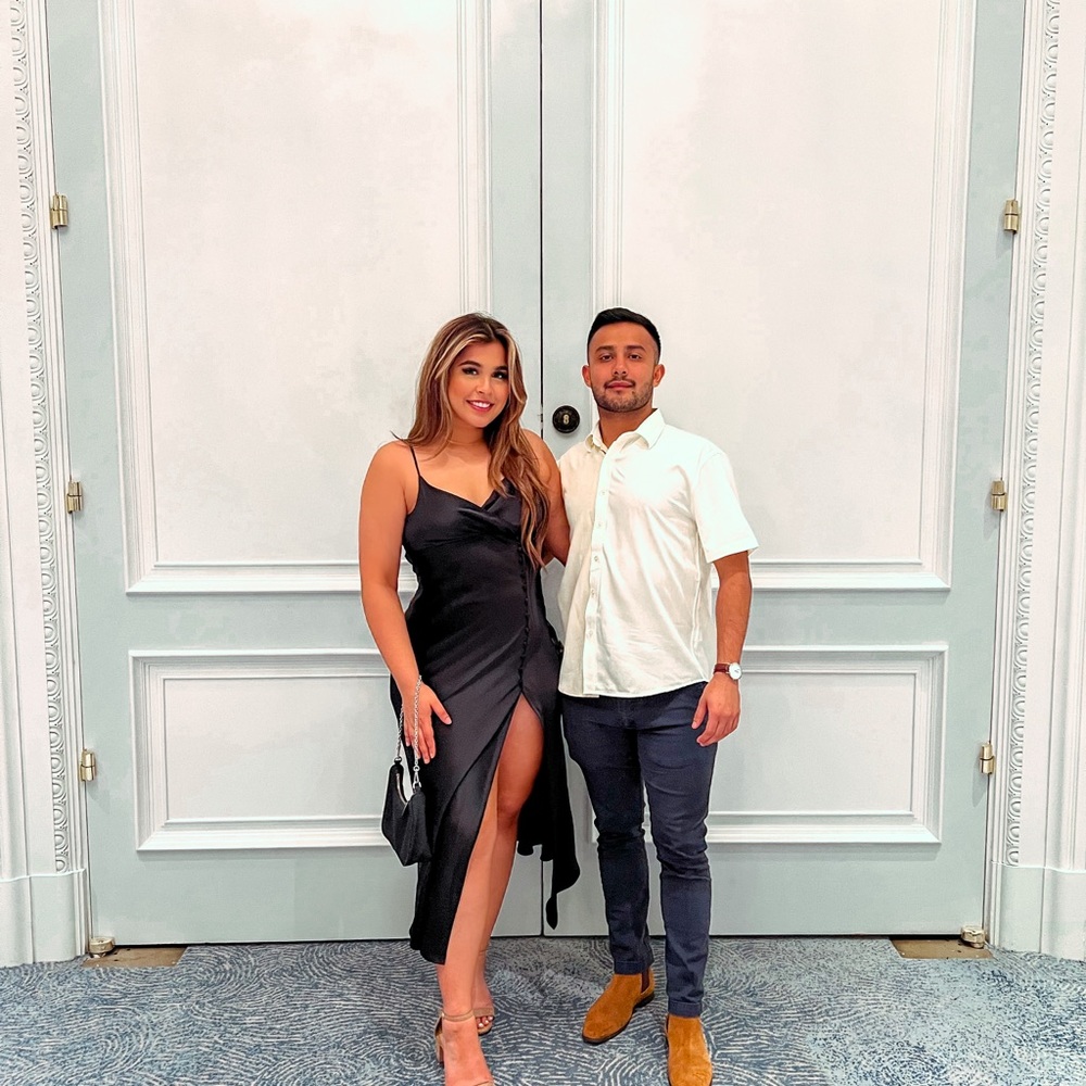 DISCOUNTED SHIPPING ON ALL ITEMS
worn once. Size L Maxi Zara satin dress